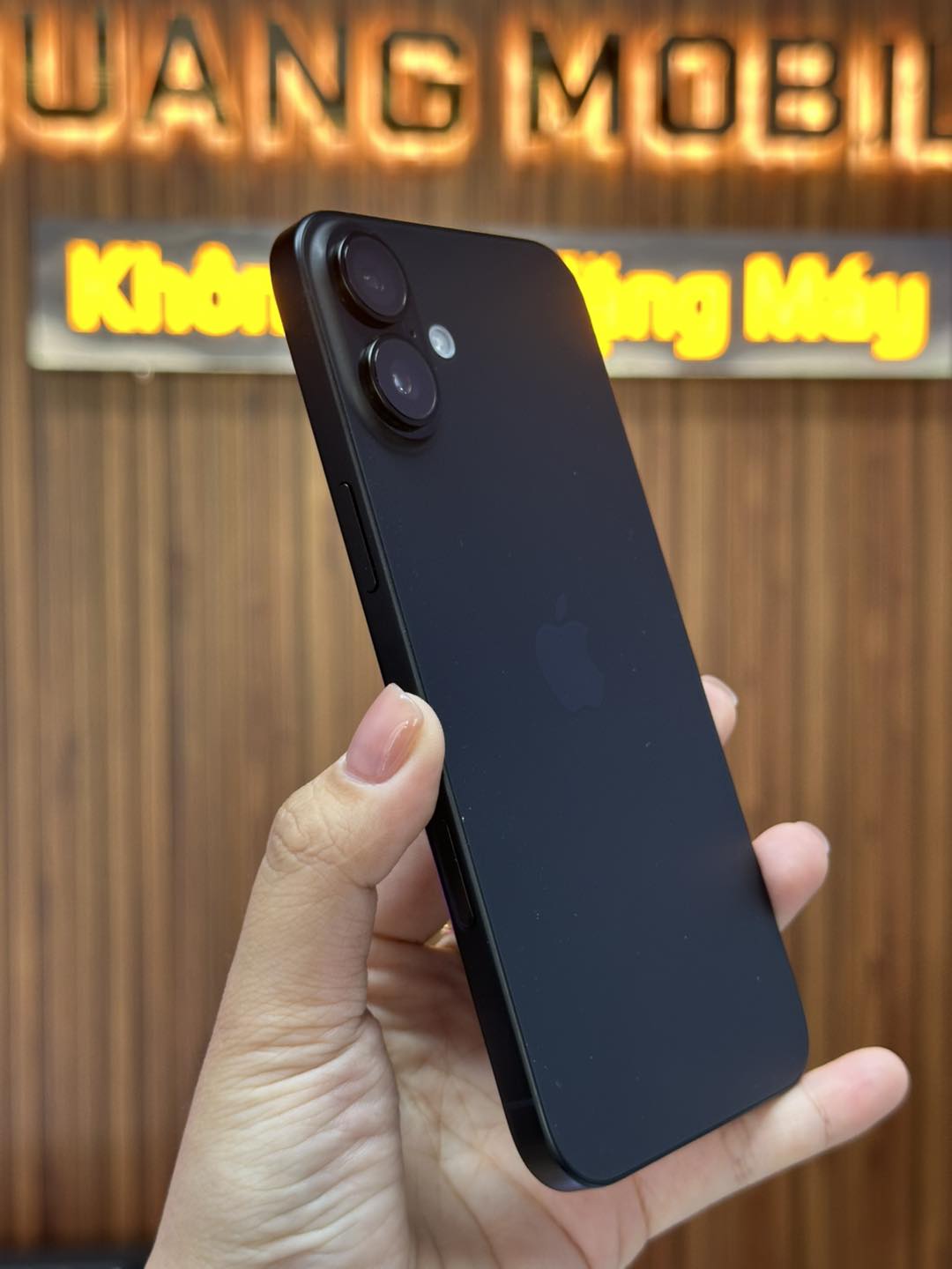 Có nên mua iPhone 16 Plus không? Có thực sự vượt trội hơn thế hệ trước? iphone 16 plus - quang mobile