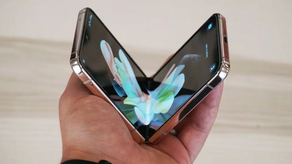 iPhone Gập Sẽ Ra Mắt Năm 2026? iFan Chia Phe Tranh Cãi Nảy Lửa iphone gap concept 4